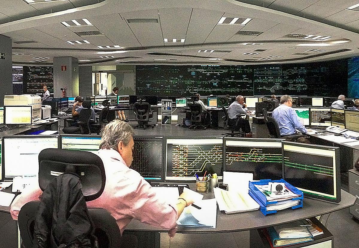«¡Nos estamos liando!»: los audios retratan el caos en el centro de control del que Adif presume como referente mundial