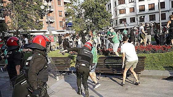 Himnos y banderas