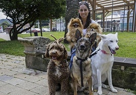 Juanito, Loba y Maya delante de Elsa, que sostiene en sus brazos a Nela y Roma.