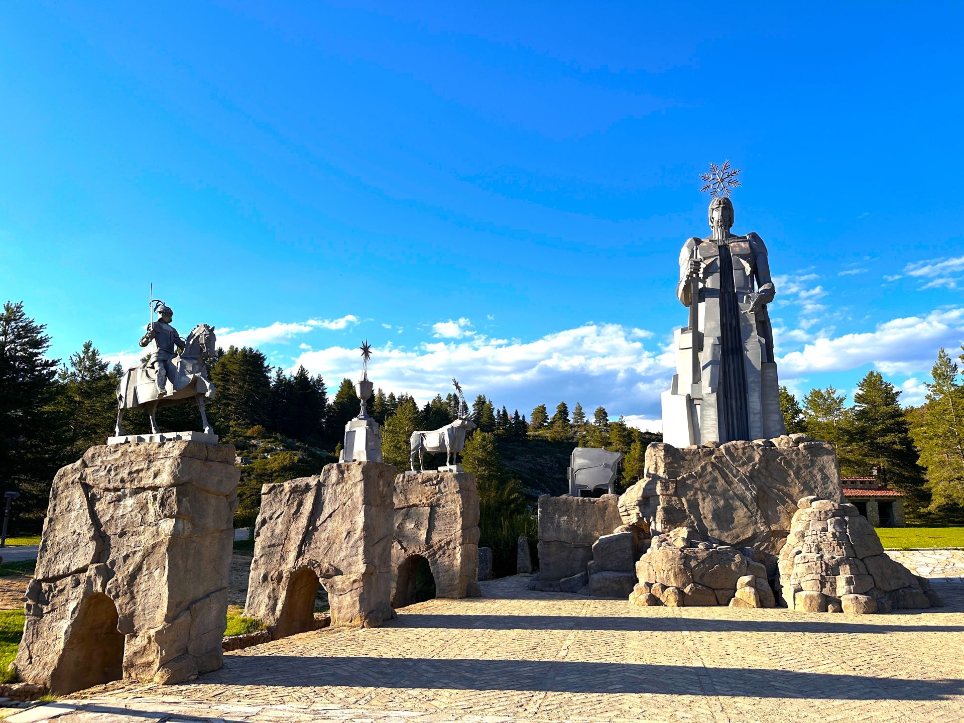 Monumento erigido en el nacimiento del Tajo con símbolos de Guadalajara, Cuenca y Teruel.