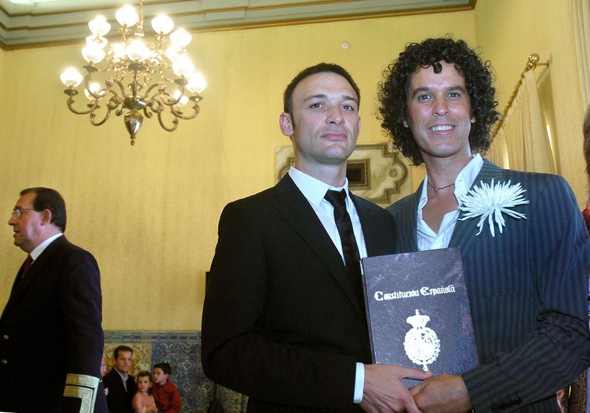 El activista Pedro Zerolo celebró su boda con Jesús Santos en 2005 en Madrid. EFE/Emilio Naranjo