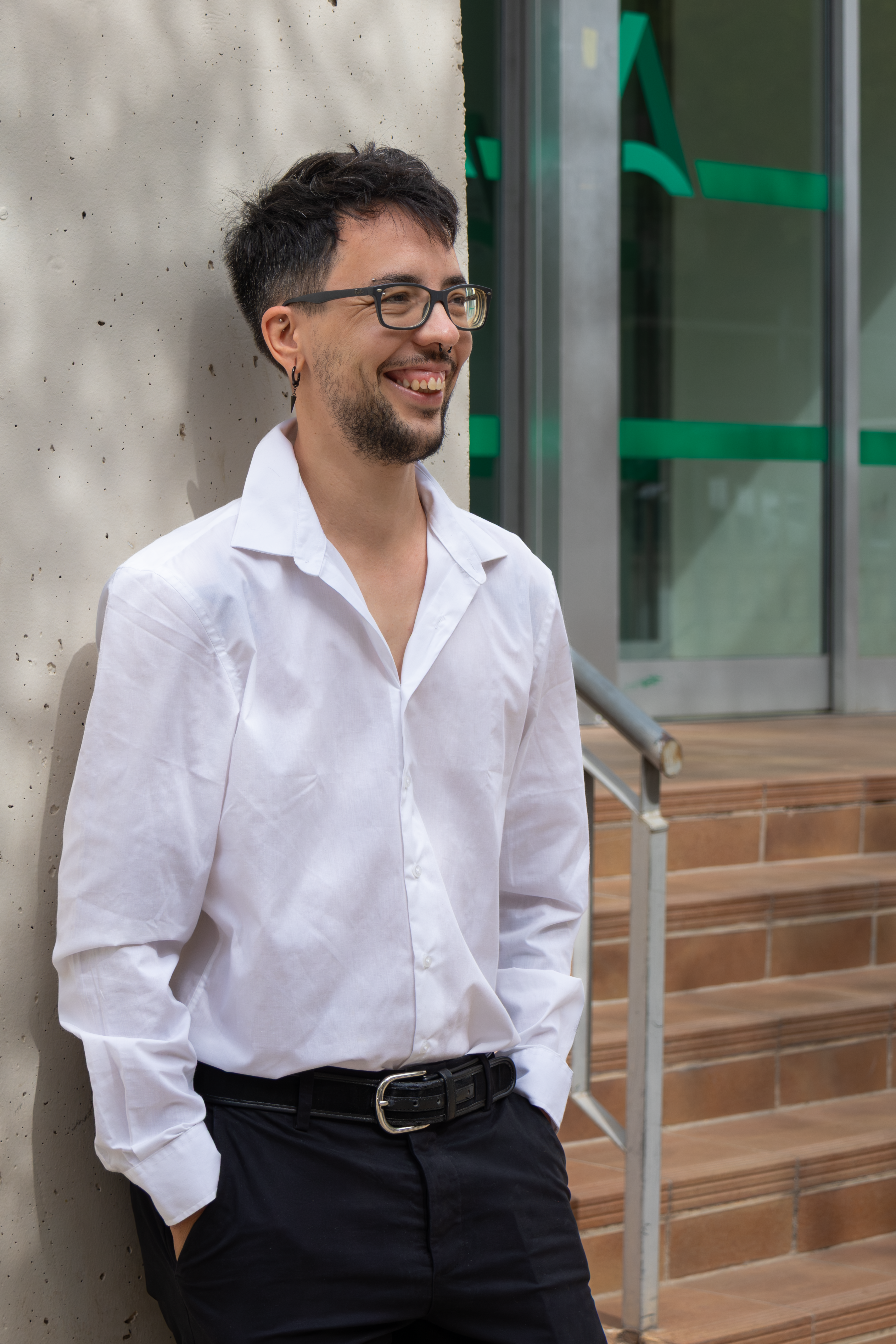Álex, quien tiene intención de quedarse embarazado, posa para SIX en la puerta de un centro de salud. Javier García Cobos A.K.A. The A Prods