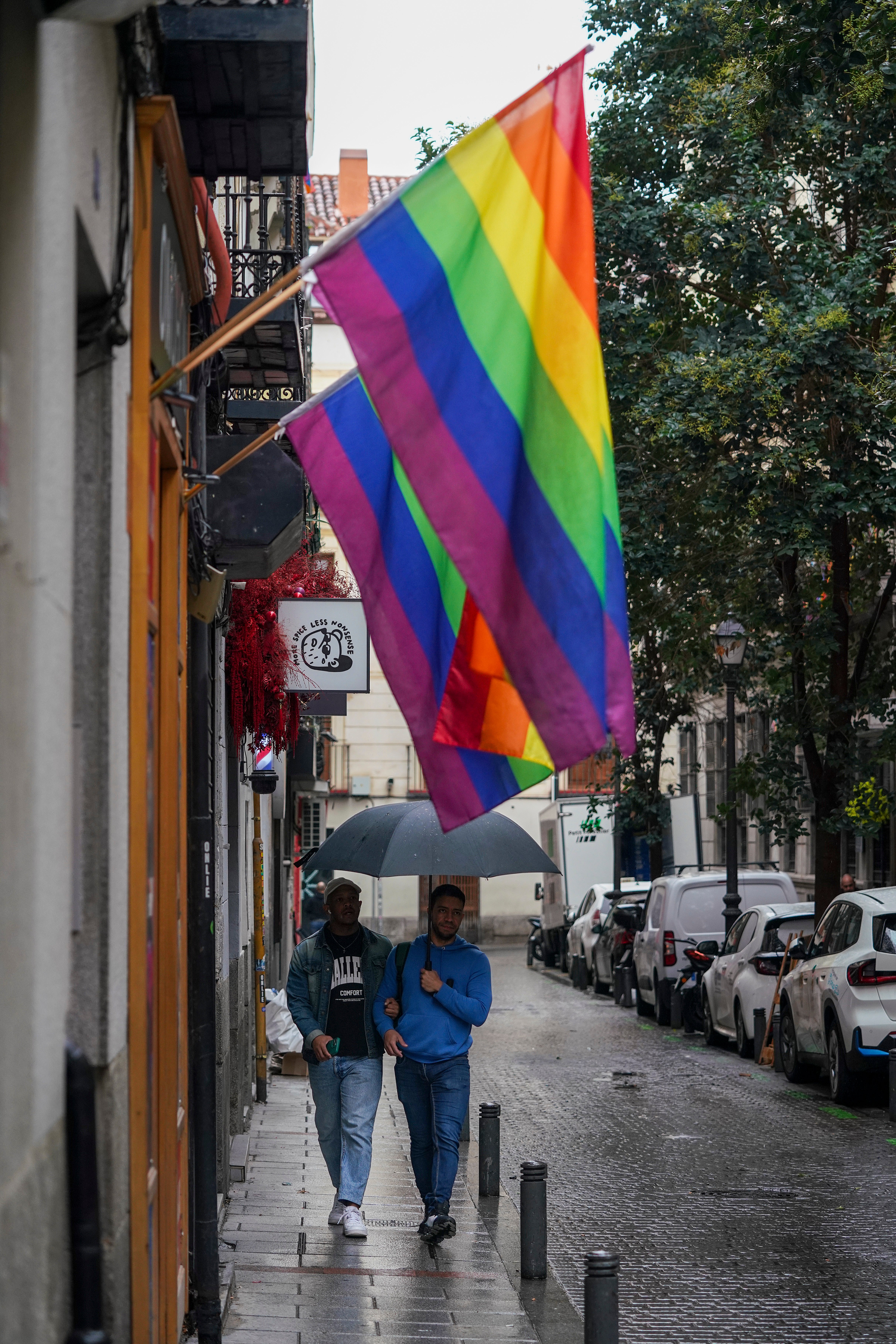 El barrio de Chueca está repleto de banderas LGTBI. Virginia Carrasco/Colpisa