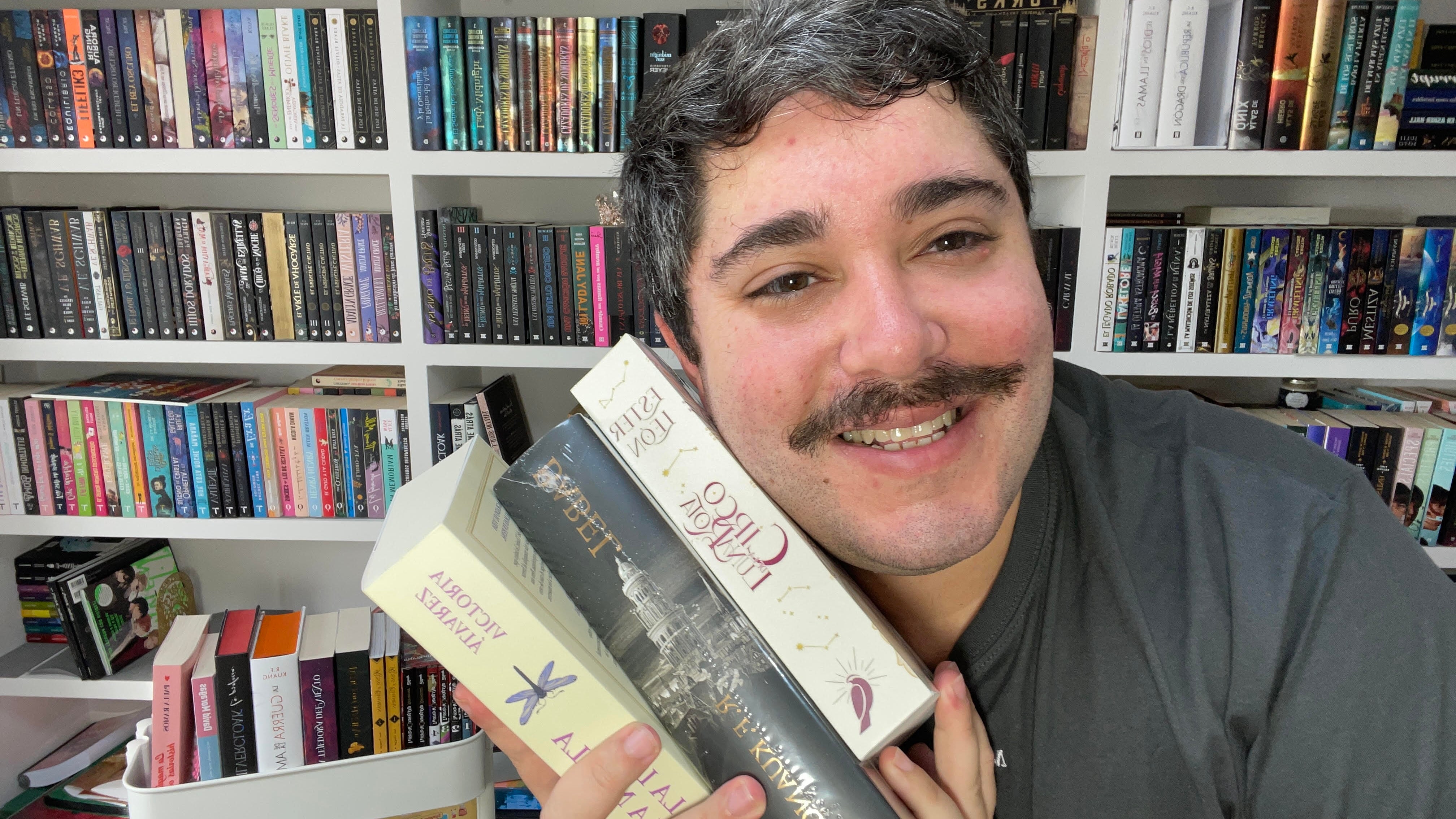 Fran Torres, 'bookfluencer' especializado en libros de fantasía y romance contemporáneo.