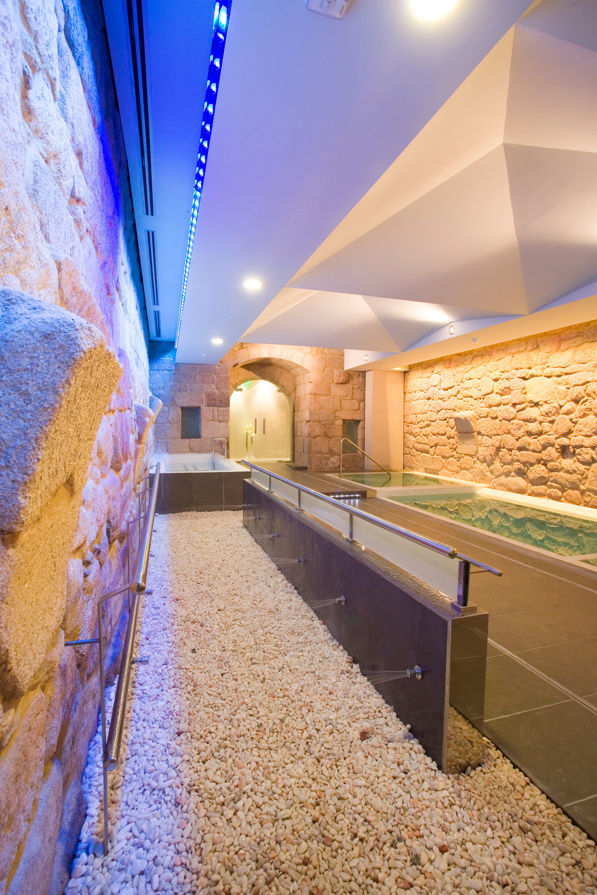 El spa de Santo Estevo: luz suave, calma total y la sensación de que vuestro yo estresado debería quedarse fuera… sujetando las toallas.