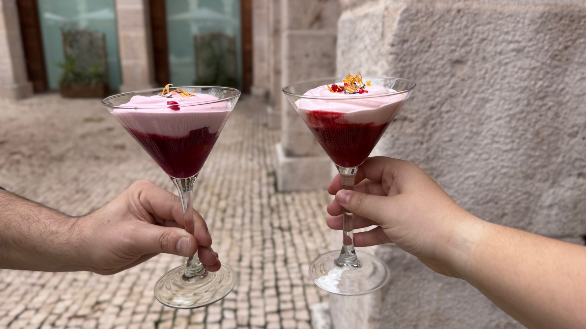 Compartir postre, como este «Corazón de Frambuesa y Mango» también cuenta como plan romántico bien hecho.