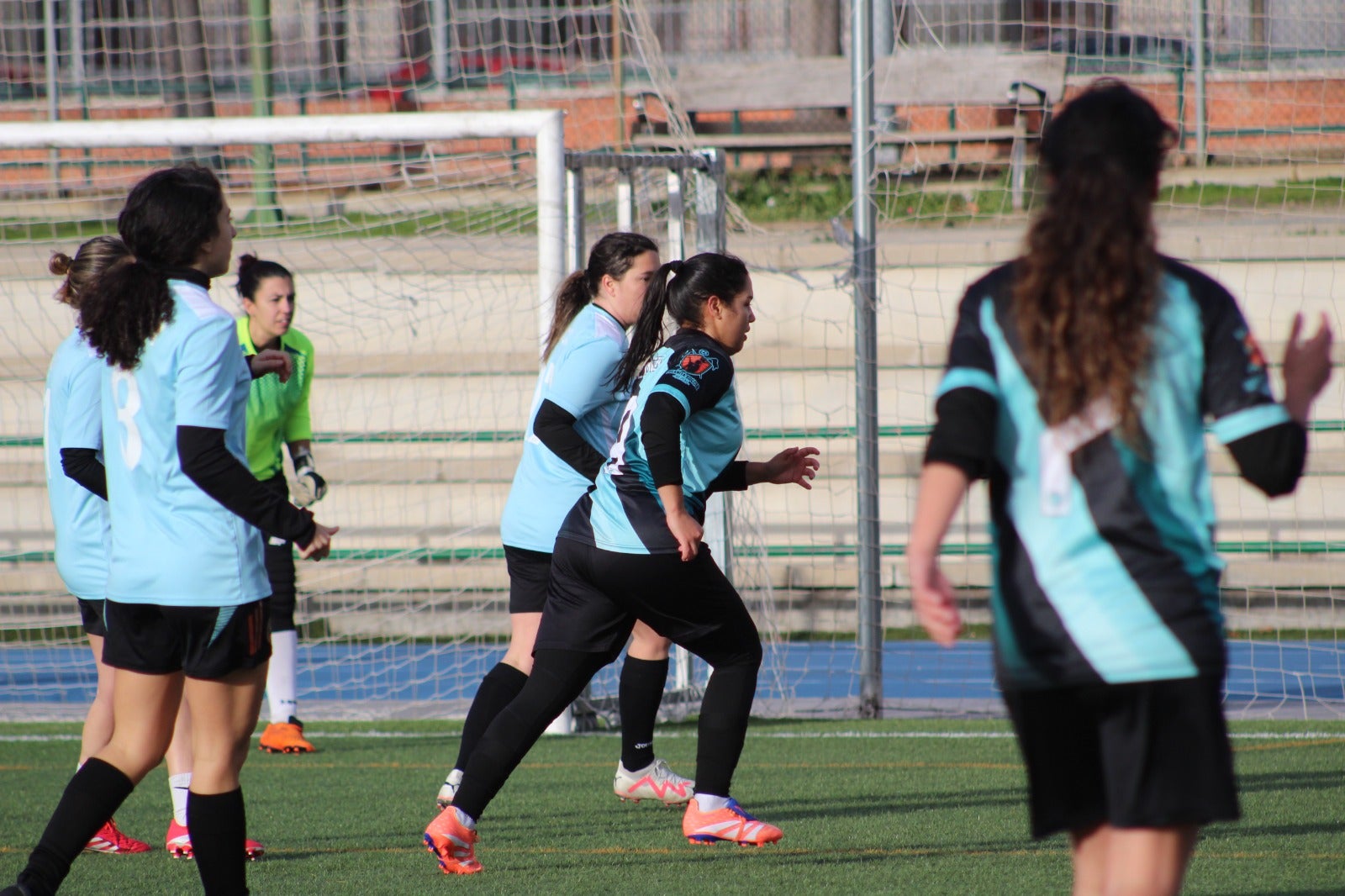Jugadoras de Fulanita de Tal en el campo de fútbol. Fulanita de Tal