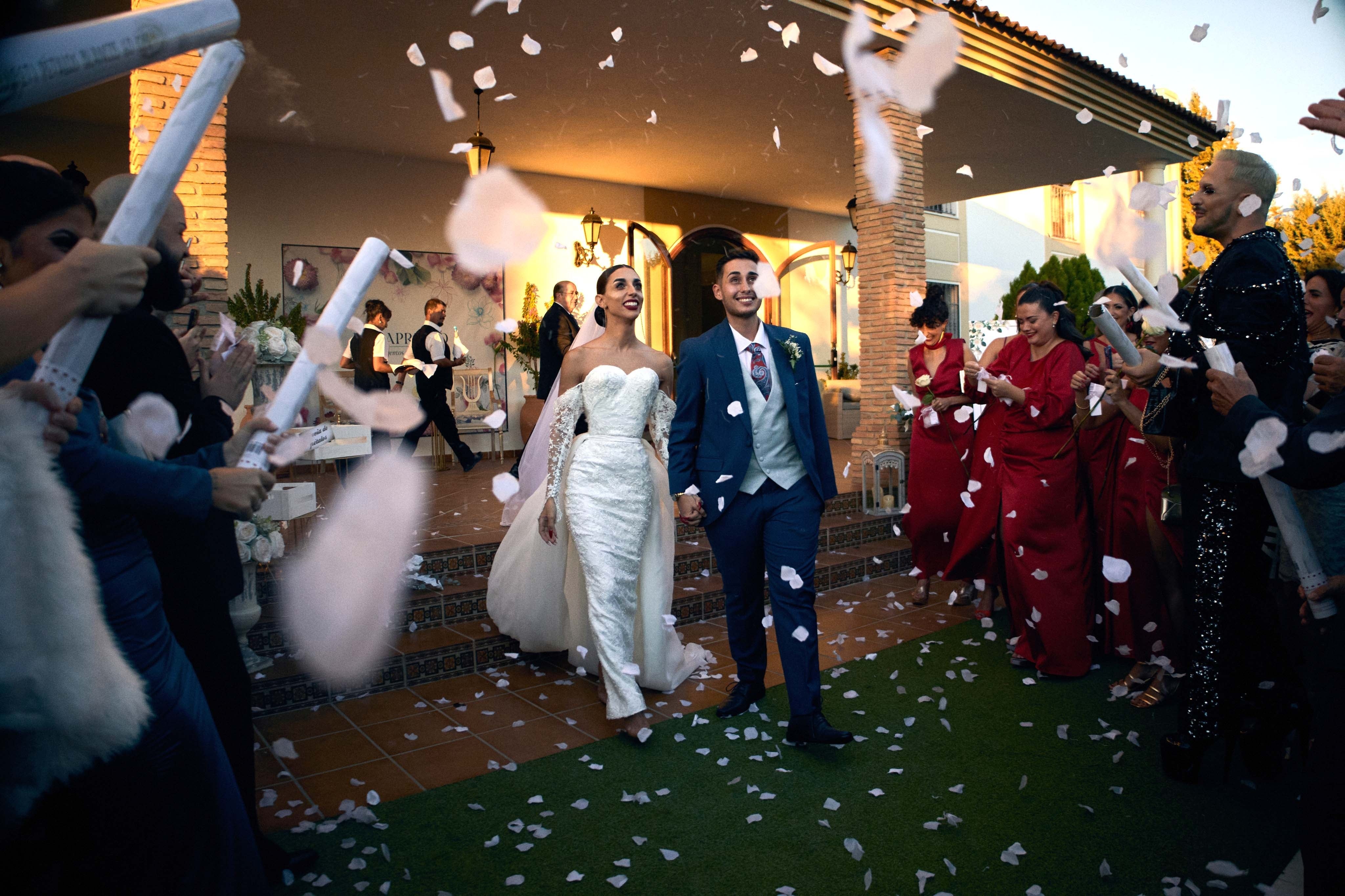 Regina y Dani, convertidos ya en marido y mujer y bajo una lluvia de confeti. Bruno Campos