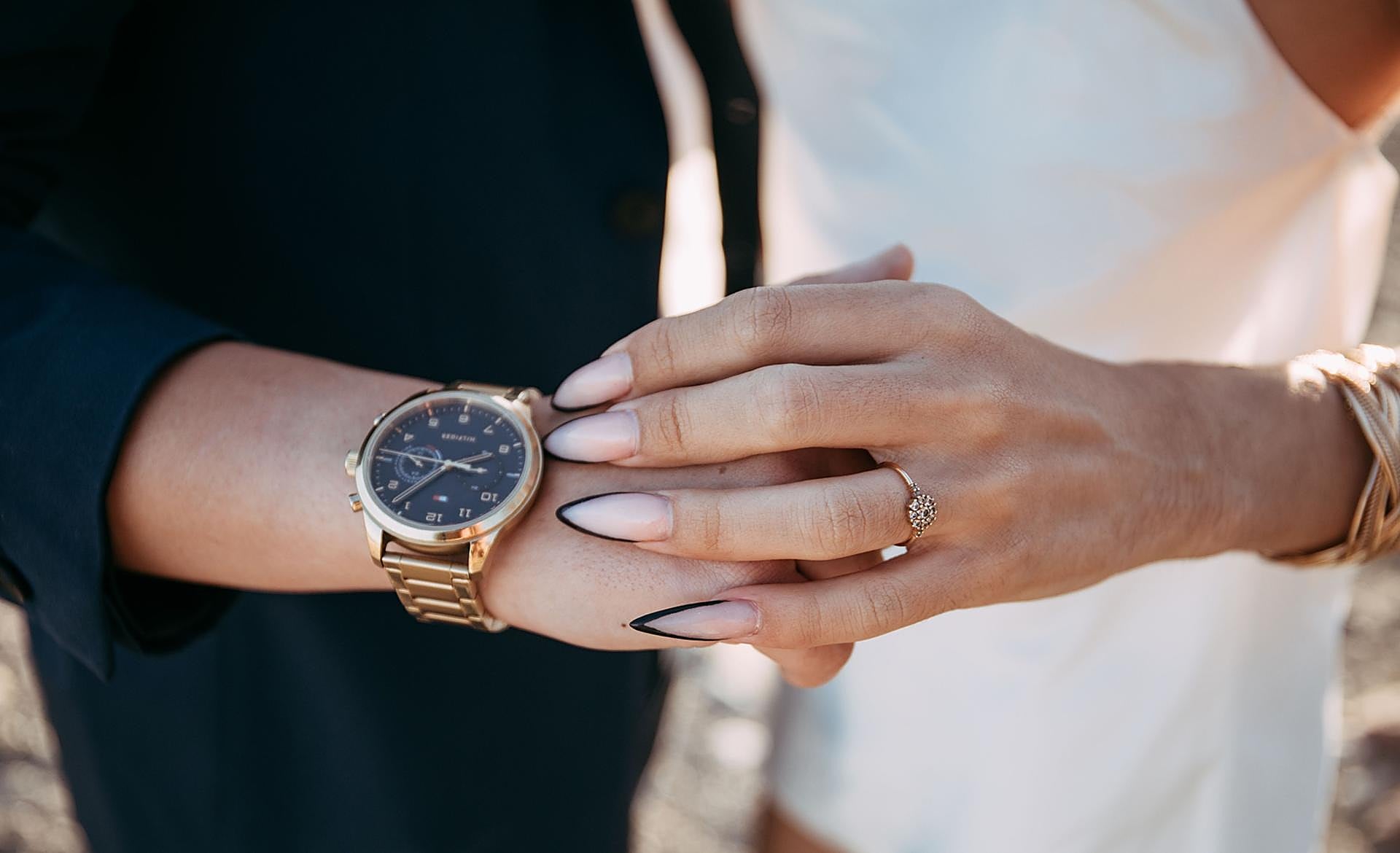 Anillo de pedida para ella y reloj para él. Como en las parejas clásicas. «Hemos sido muy tradicionales»