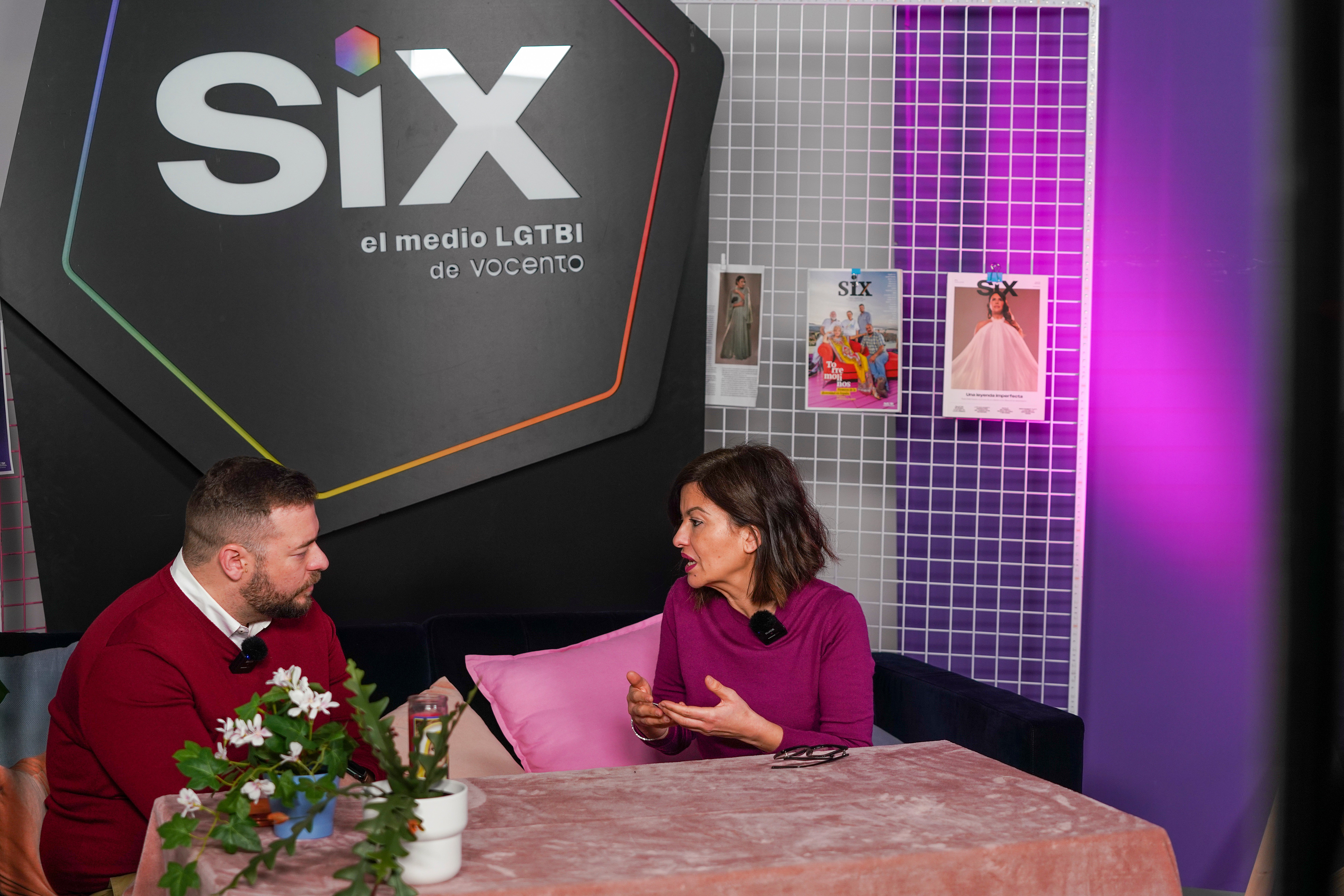 El periodista y director de SIX, Iván Gelibter, junto a la ministra Rego durante la entrevista. Virginia Carrasco