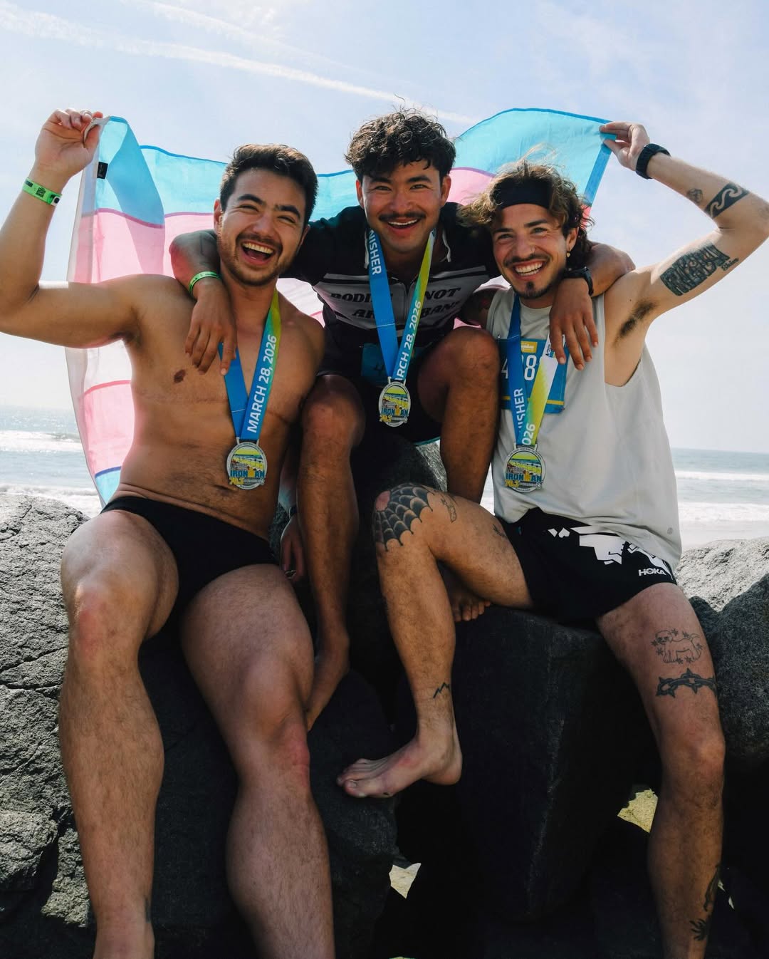 El podio del Ironman Oceanside de California se tiñe con los colores de la bandera trans