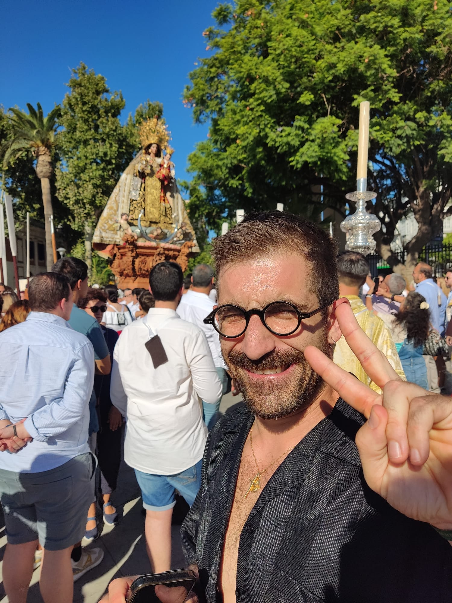 Jorge Pulgar ante la Virgen de la Macarena.