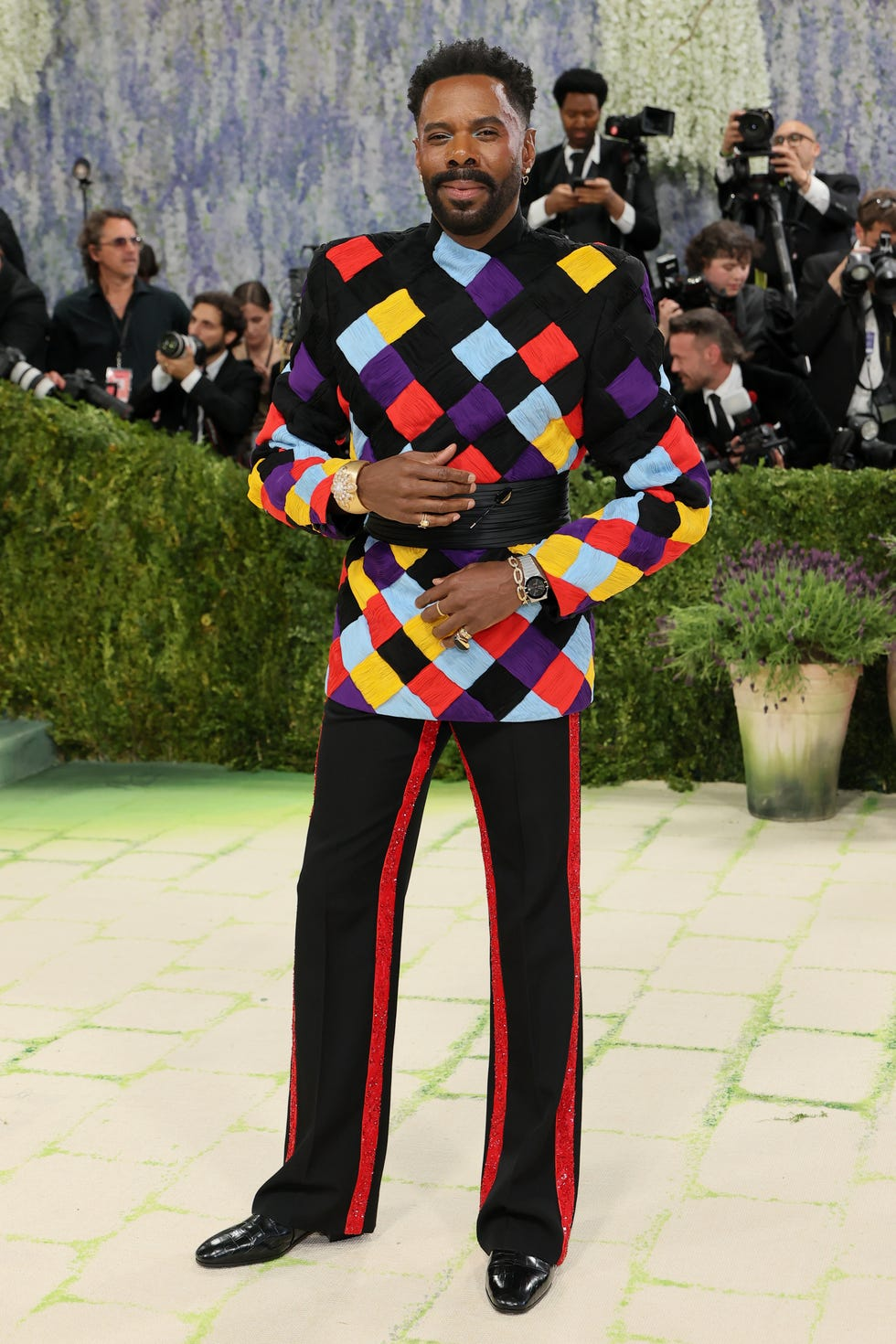 No al esmoquin negro básico en la Met Gala 2026: cinco hombres que arriesgaron y brillaron