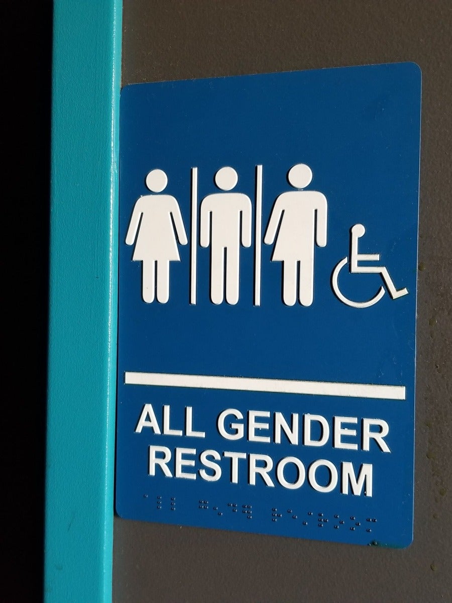 Las restricciones al uso de aseos por personas trans llegan a Reino Unido: así es ahora la ley