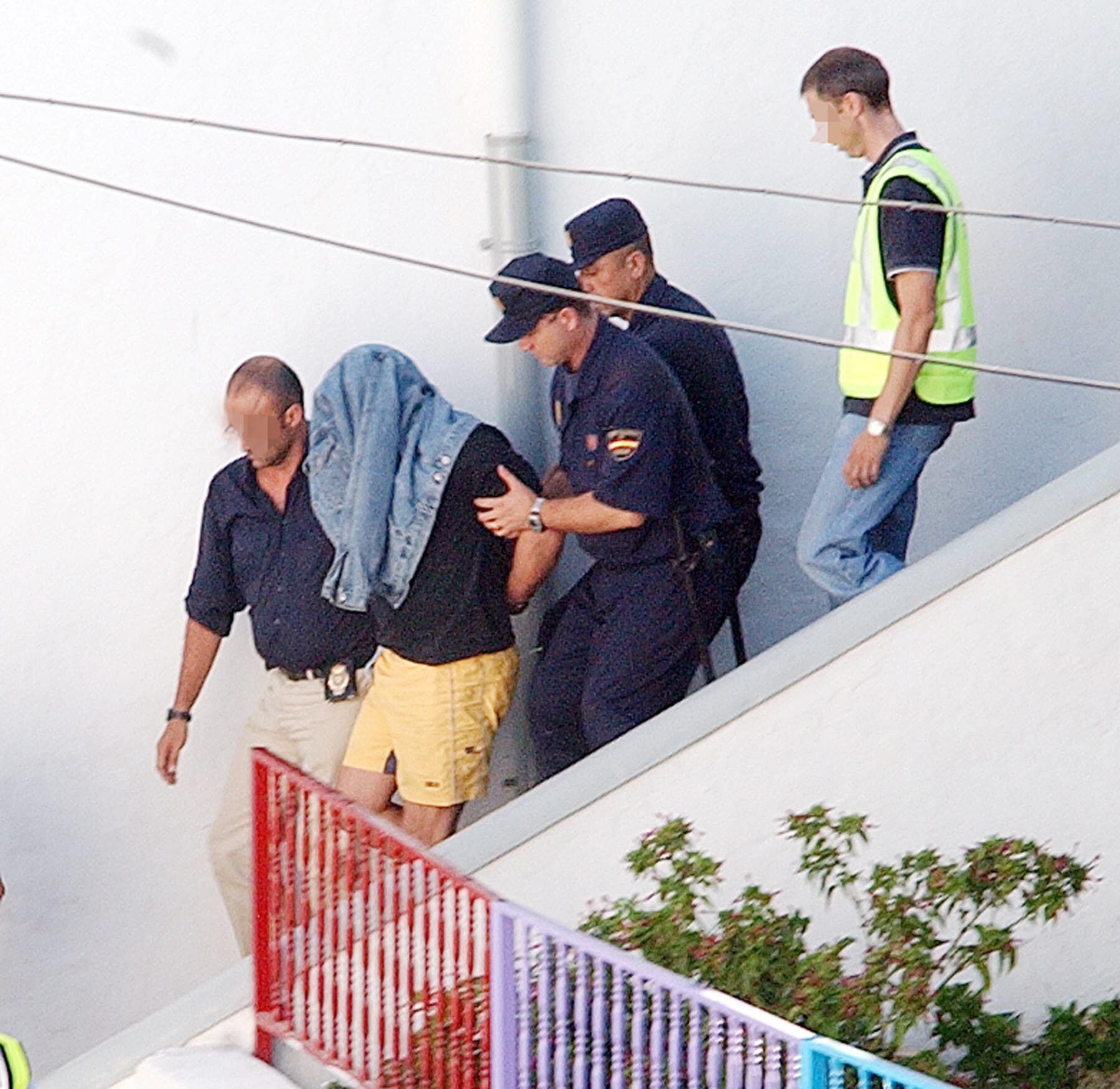 El ciudadano británico Tony Alexander King detenido por varios agentes de la Policía tras inculparse hoy en su declaración ante la Policía. Salvador Salas