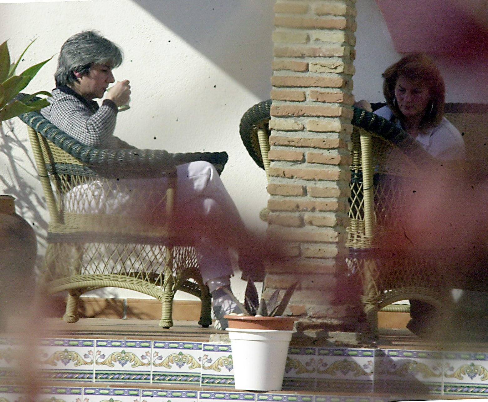 Dolores disfruta de sus primeros días fuera de la cárcel, hasta que se celebre un nuevo juicio, recluida en su chalet de La Cala de Mijas. Fernando González
