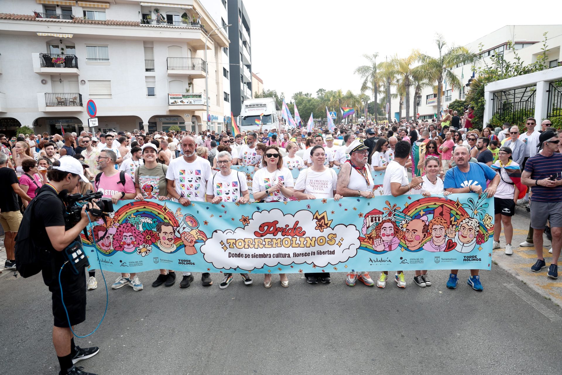 Los representantes de las asociaciones y de la corporación municipal encabezan la manifestación. Marilú Báez