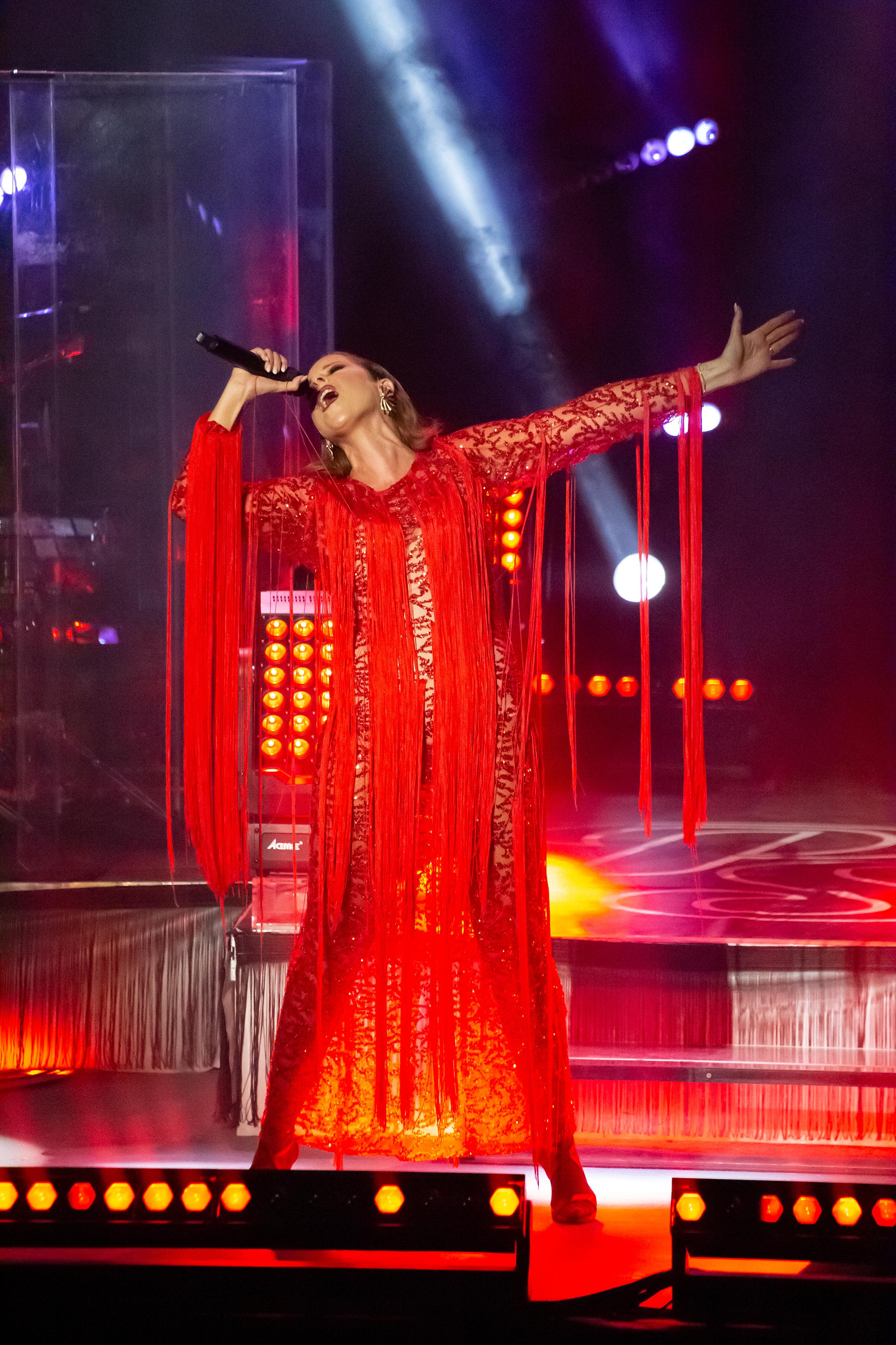 Pastora Soler luce un vestido de José Perea en uno de sus conciertos.