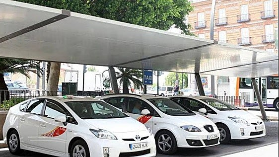Cambio en bloque contra la discriminación a taxistas con VIH: 13 ayuntamientos de la Región revisarán sus ordenanzas