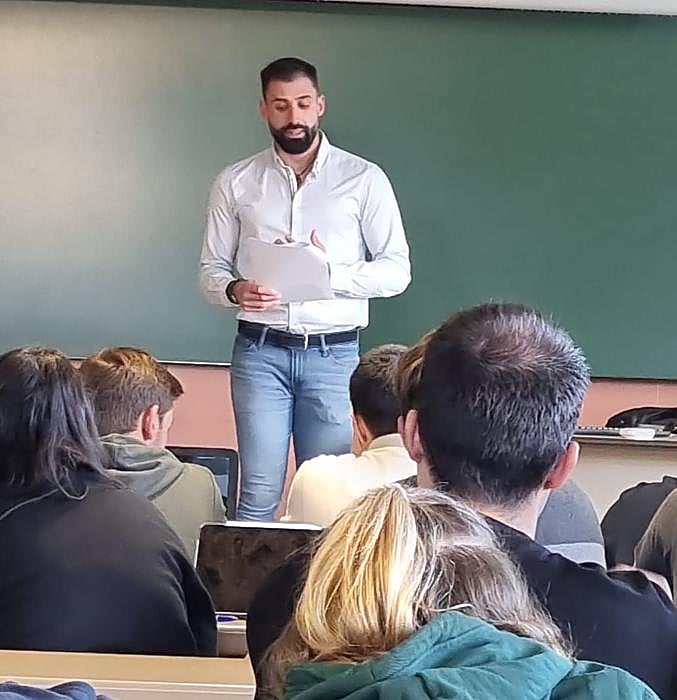 El profesor durante una de sus clases.