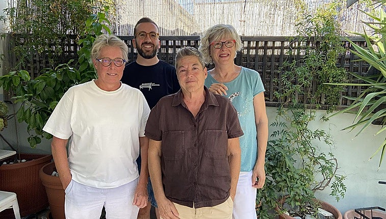 Las fundadoras de Egales junto a su nuevo director.