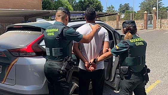 Foto de archivo de la detención del acusado.