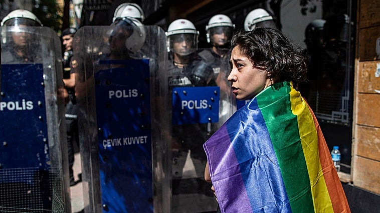 Turquía lanza una ofensiva contra el colectivo LGTBI: detenciones, registros y cuentas bloqueadas