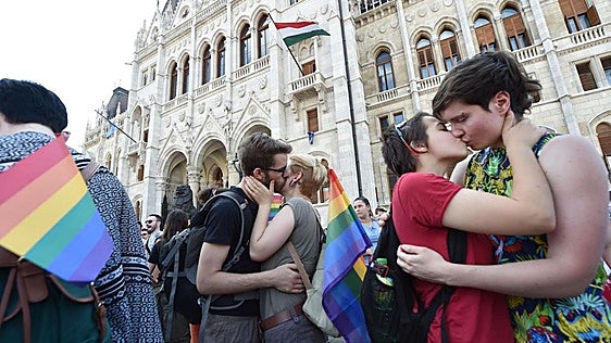 Hungría eliminará la prohibición de adoptar para parejas del mismo sexo