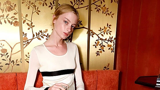 La hija trans de Naomi Watts hace historia en la semana de la moda de Nueva York