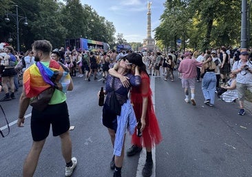 La divulgadora Estupenda Márquez junto a su mujer, Inma Castillo, durante el Orgullo de Berlín.