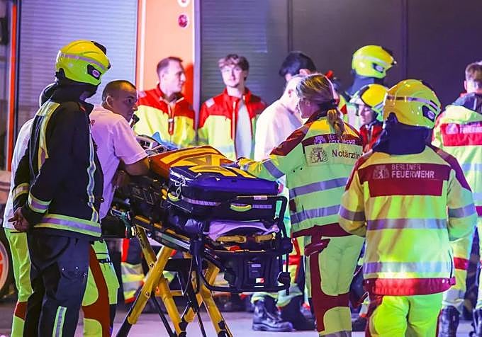 Los servicios de emergencia atienden a los heridos en el Orgullo de Berlín.