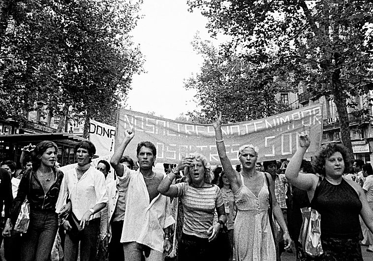 Imagen principal - De arriba abajo, en las imágenes, fotografía de la manifestación barcelonensa de 1977 fotografiada por Colita; díptico de Art & Quadart de su muestra en Swinton & Grant; pieza de David Ortega para 'Cuir', en Estudio Inverso.