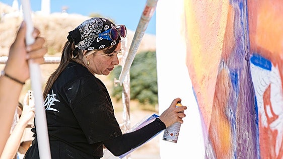 María Die deja su huella en Guadix con un grafiti inspirado en la película 'Karmele': «Me siento valorada en mi tierra»