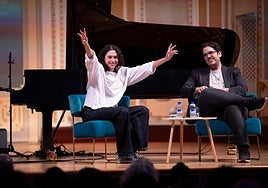 Alice Wonder y el periodista Alberto Gómez, durante la conversación celebrada en la Sala Fundación Unicaja María Cristina.