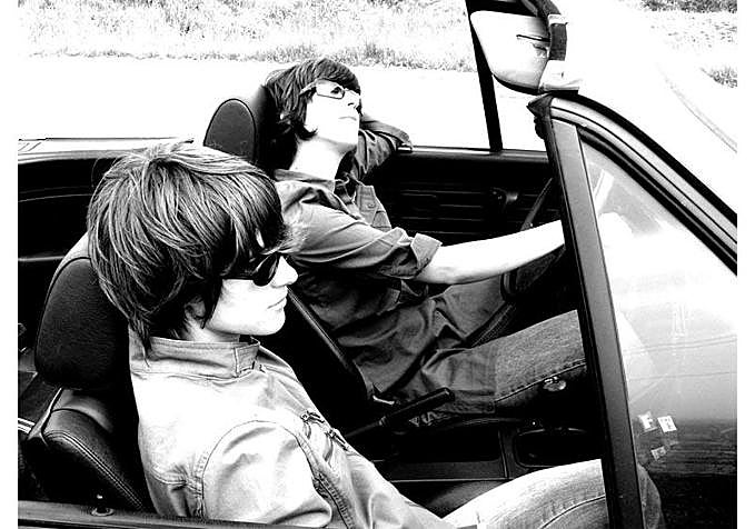 Sara Navarro y Violeta Niebla en un BMW en 2004.