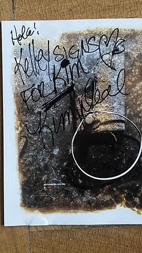 Imagen secundaria 2 - Las fotos que Sara Navarro hizo a Pixies y el autógrafo que Kelly firmó por Kim.