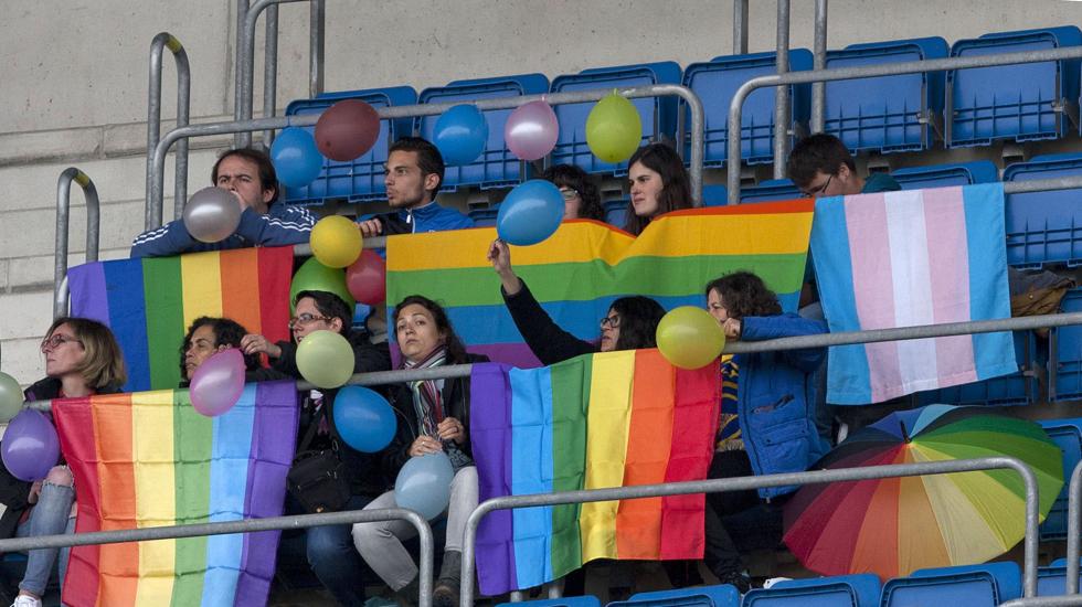 Varias personas con banderas arcoiris en el estadio Ramón de Carranza de Cádiz en abril de 2016 que acogió, antes del inicio del partido de Segunda B Cádiz CF-Sevilla Atlético, un acto de homenaje al árbitro homosexual gaditano Jesús Tomillero, que sufrió insultos y vejaciones en un partido de categoría cadete.