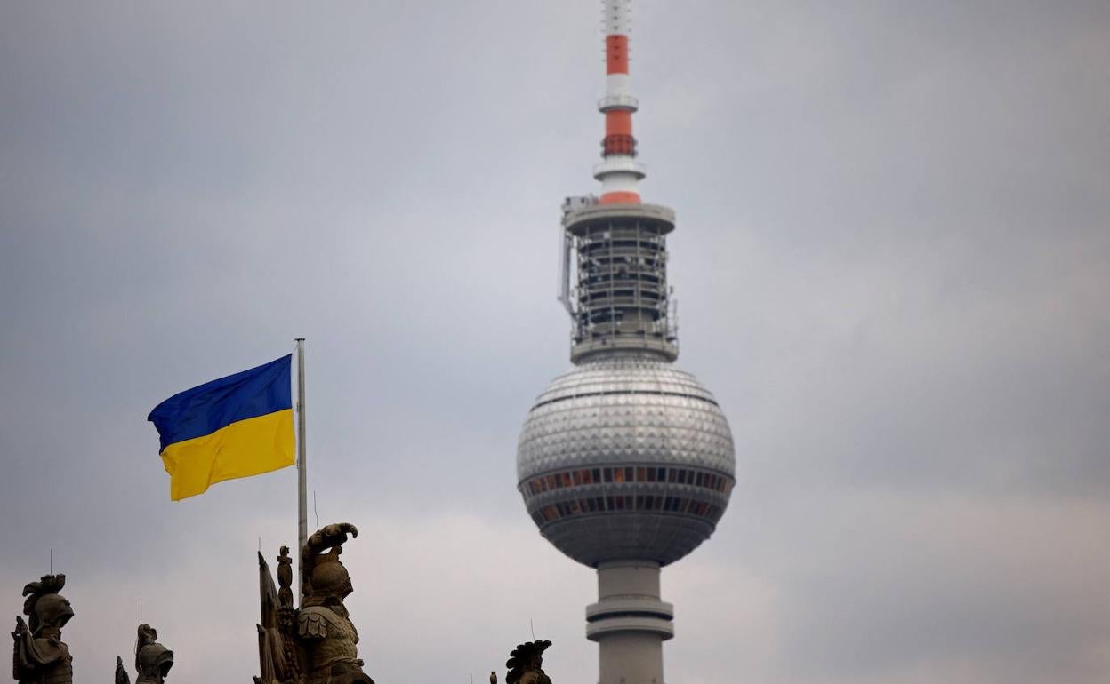 La bandera de Ucrania, junto a la torre de comunicaciones de Berlín.