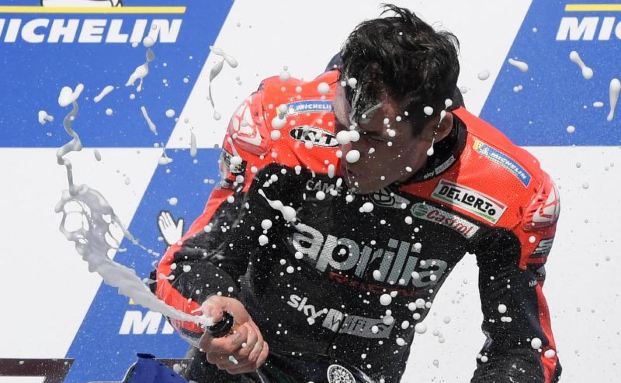 Aleix Espargaró celebra su triunfo en Argentina. 