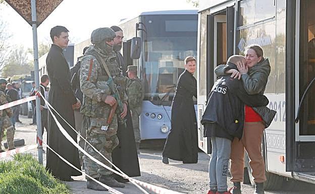 Guerra en Ucrania, en directo: Primeros civiles evacuados de la acería de Mariúpol 