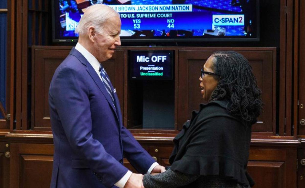 Ketanji Brown es felicitada por Joe Biden.