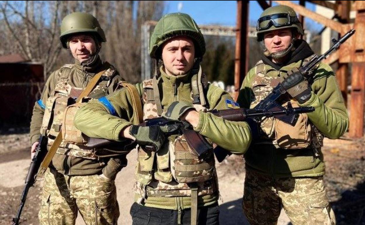 Taras Topolya, el cantante de Antitila se armó junto a Sergey Vusik y Dmitry Zholud. 