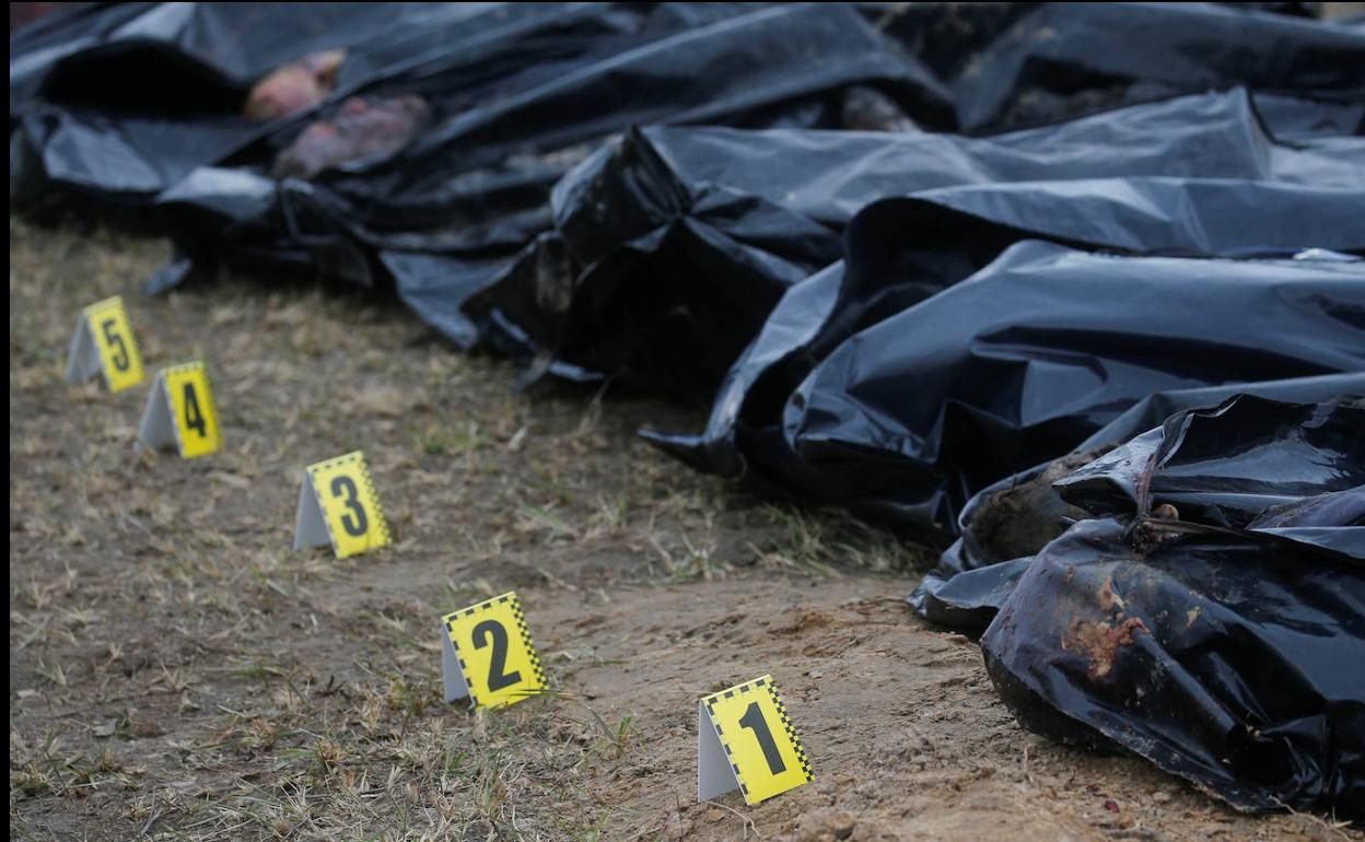 Cadáveres de civiles asesinados durante la invasión de Rusia y luego exhumados de una fosa común de Bucha.