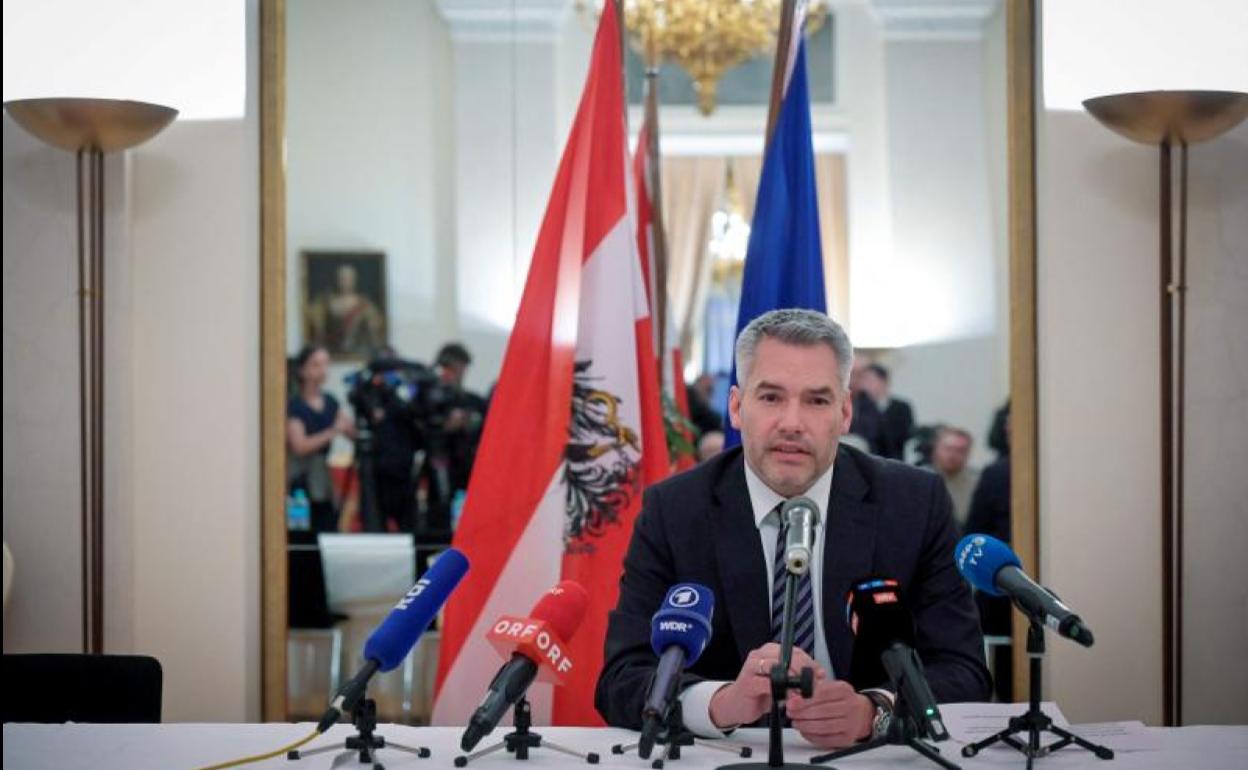 Karl Nehammer atiende a los medios tras su reunión con Putin.