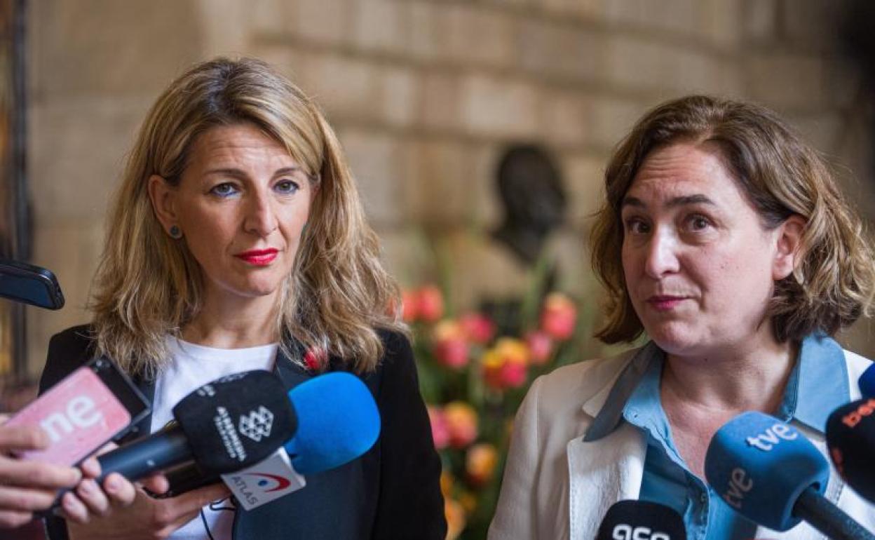 La alcaldesa de Barcelona, Ada Colau (d), junto a la vicepresidenta segunda del Gobierno y ministra de Trabajo y Economía Social, Yolanda Díaz, durante la inauguración de la festividad de Sant Jordi en el Ayuntamiento. 