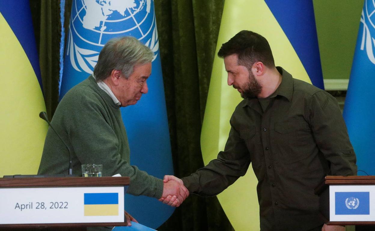 Respaldo de la ONU. Guterres entrecha la mano de Zelenski durante la entrevista que mantuvieron este jueves en Kiev. 