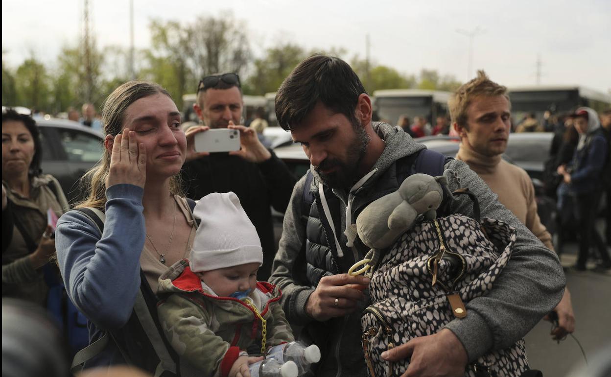 Los primeros evacuados de la acería llegaron este martes a Zaporiyia desde Mariúpol, asediada casi desde el comienzo de la guerra.