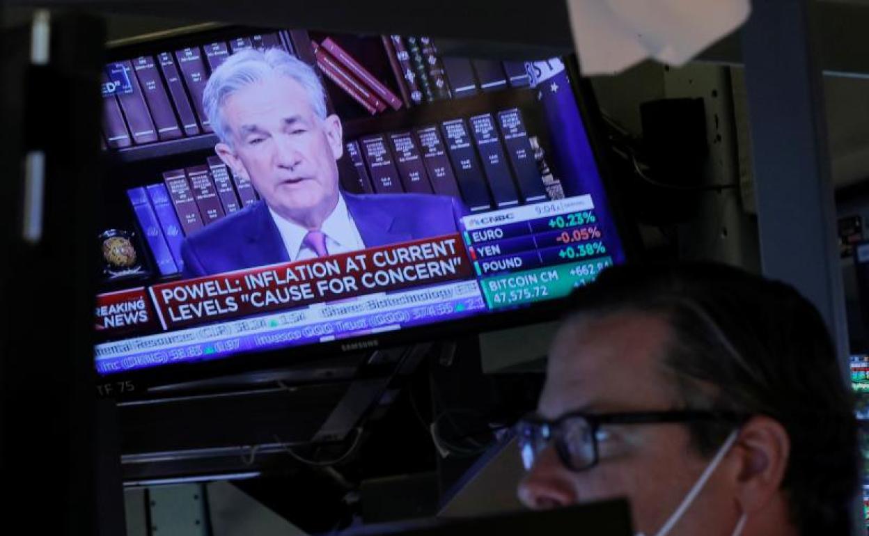 Jerome Powell, presidente de la Fed en pantalla.