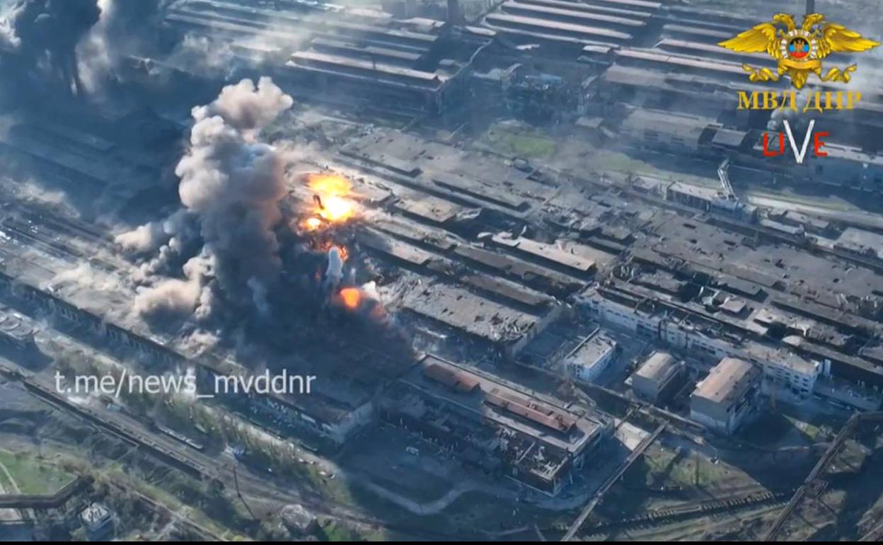 Captura de un vídeo difundido por las autoridades de Donetsk en el que aparecen explosiones en la planta siderúrgica Azovstal de Mariúpol.