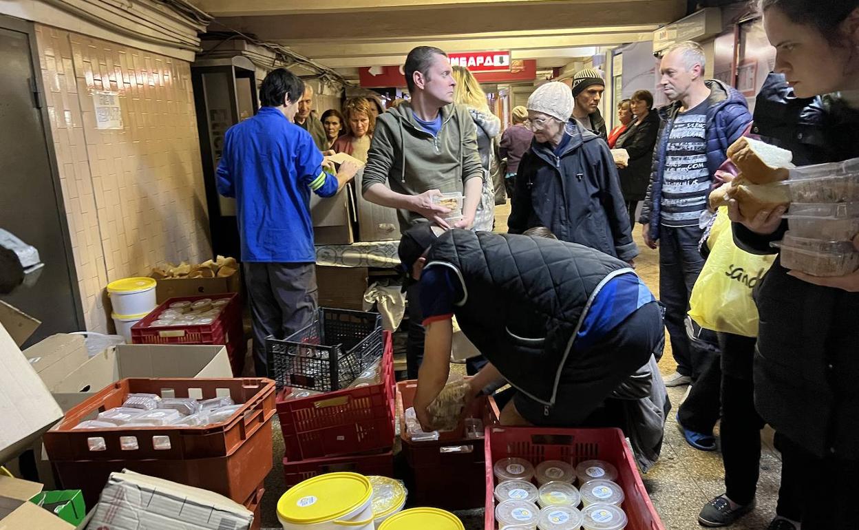 El metro se ha convertido en el refugio de los habitantes de Járkov.